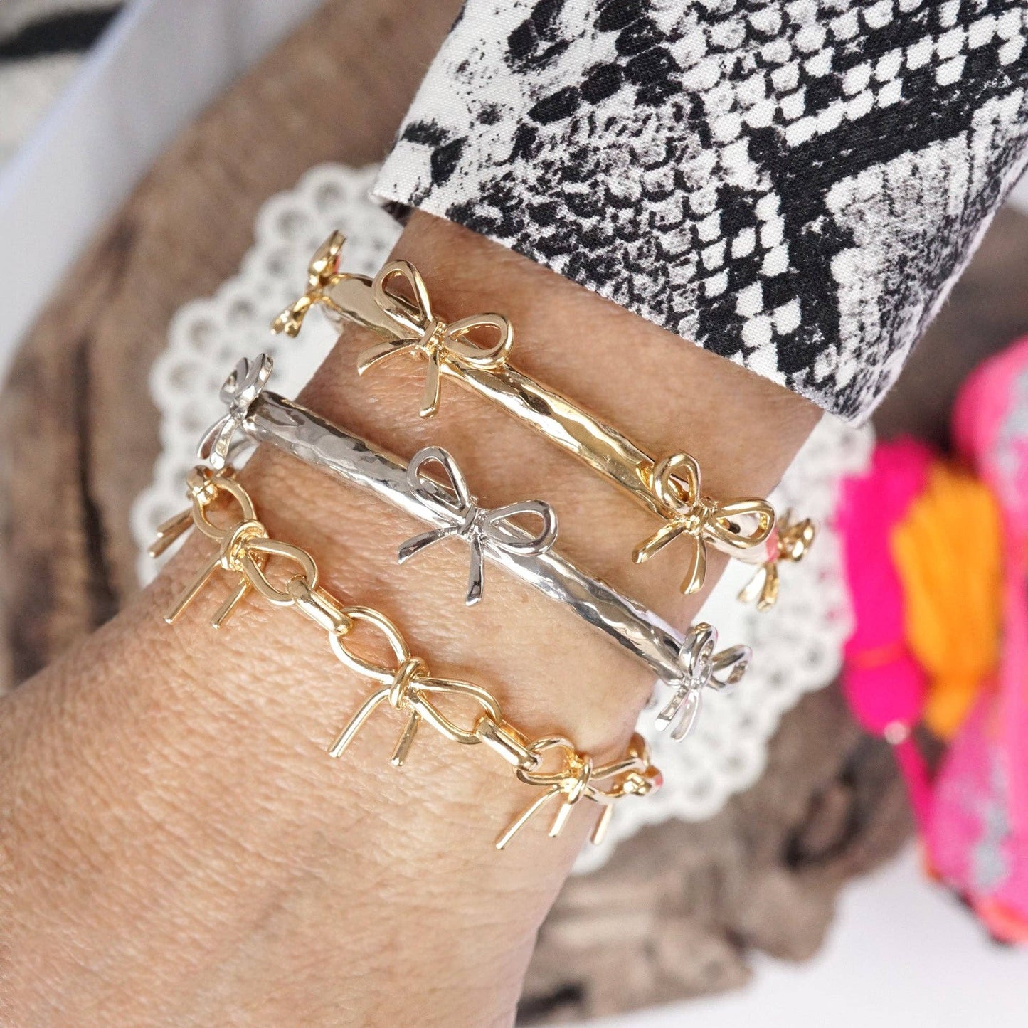 #396 Bow Link Bracelet Gold Tone